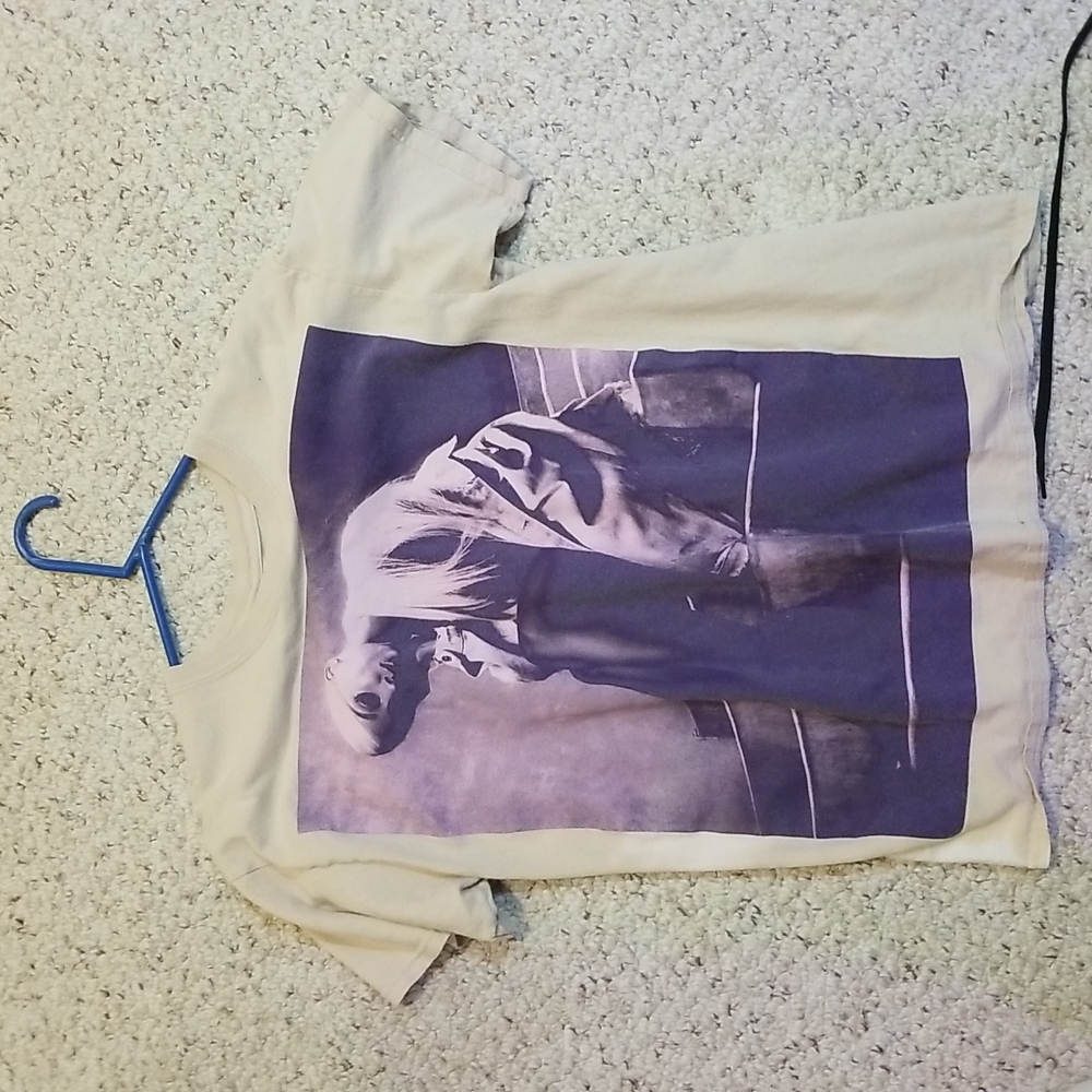 Ariana grande's world tour 2019 shirt
